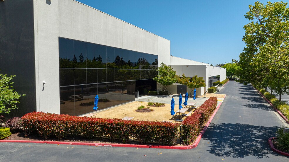 350 E Plumeria Dr, San Jose, CA à louer - Photo du bâtiment - Image 2 de 10