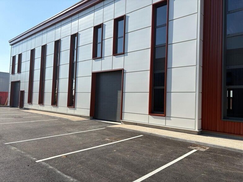 Local d'activités dans Bailly-Romainvilliers à vendre - Photo du bâtiment - Image 2 de 10