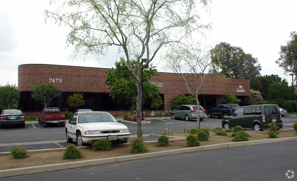 7475 N 1st St, Fresno, CA à vendre - Photo du bâtiment - Image 2 de 8