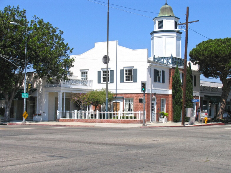 2850-2855 S Barrington Ave, Los Angeles, CA for lease - Building Photo - Image 2 of 15