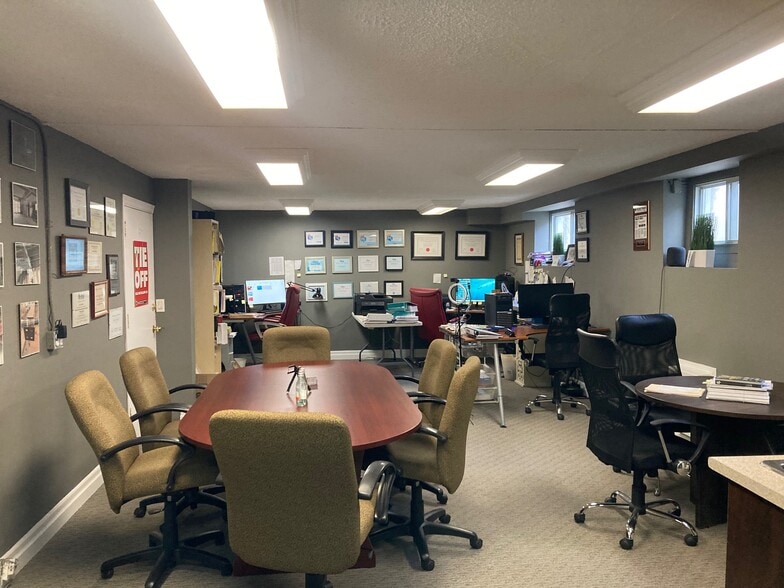 2842 Bloor St W, Toronto, ON for lease - Interior Photo - Image 3 of 7