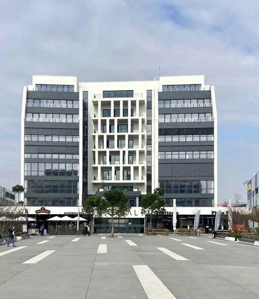 Office in Vénissieux for lease - Building Photo - Image 2 of 11