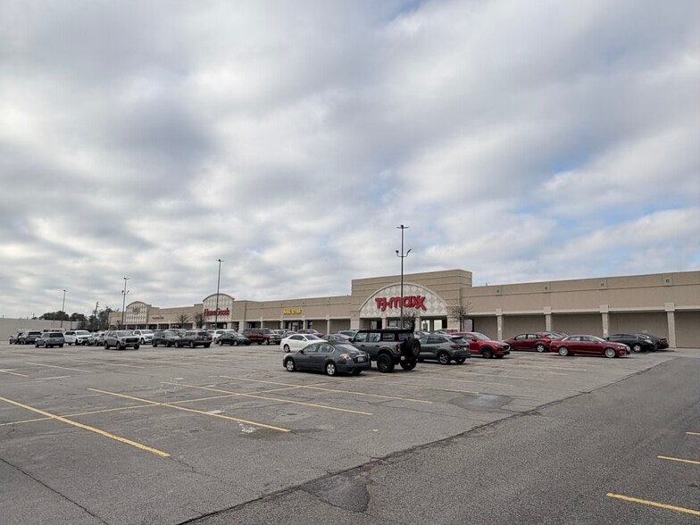 Hoover Square portefeuille de 2 propriétés à vendre sur LoopNet.ca - Photo du bâtiment - Image 2 de 9