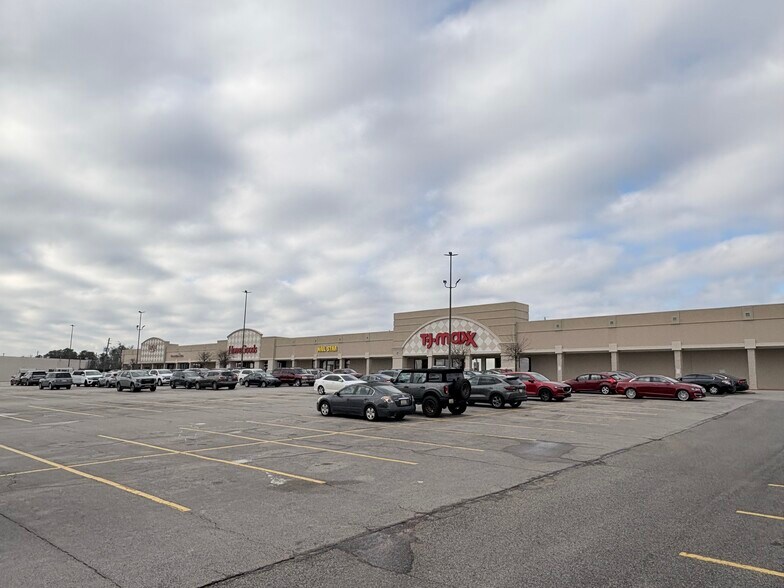 Hoover Square portefeuille de 2 propriétés à vendre sur LoopNet.ca - Photo du bâtiment - Image 2 de 9