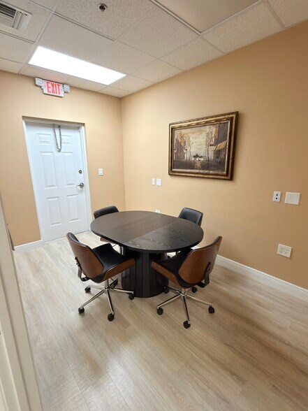 10189 Cleary Blvd, Plantation, FL à louer - Photo du bâtiment - Image 3 de 8