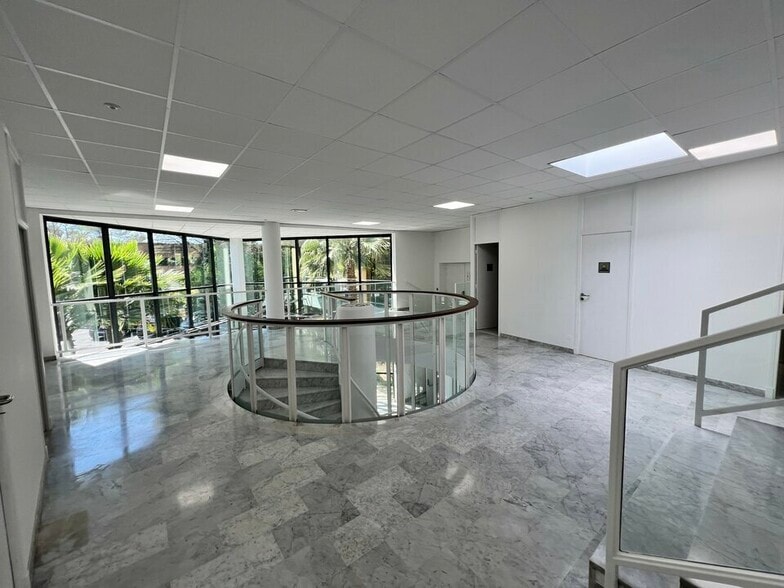 215 Rue De Goa, Antibes for sale - Interior Photo - Image 2 of 11