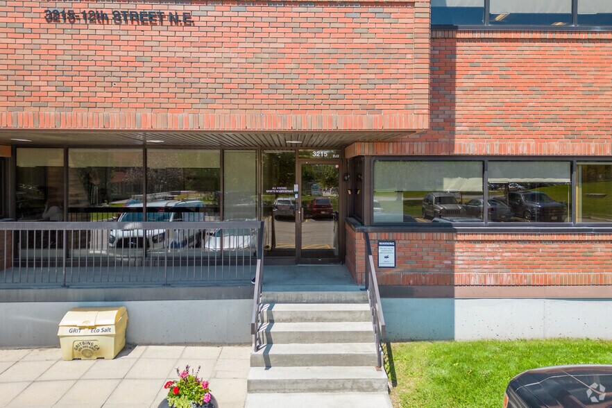 3225 12 St NE, Calgary, AB à louer - Photo du bâtiment - Image 3 de 8