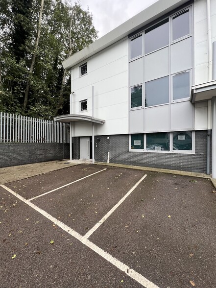 English Clos, Hove for lease - Building Photo - Image 3 of 3