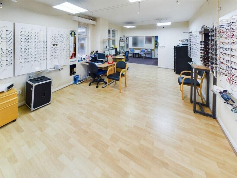 King St, Eastwood à vendre - Photo du bâtiment - Image 3 de 47