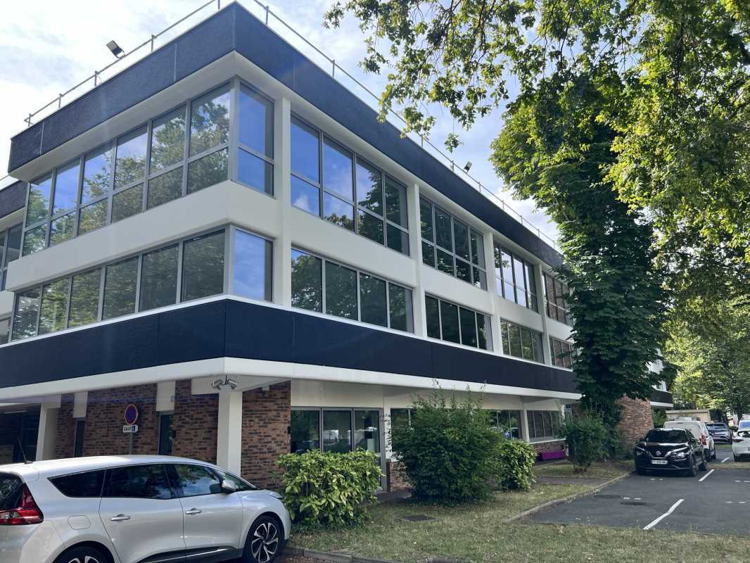 Office in Noisy-le-Grand for lease Building Photo- Image 1 of 12