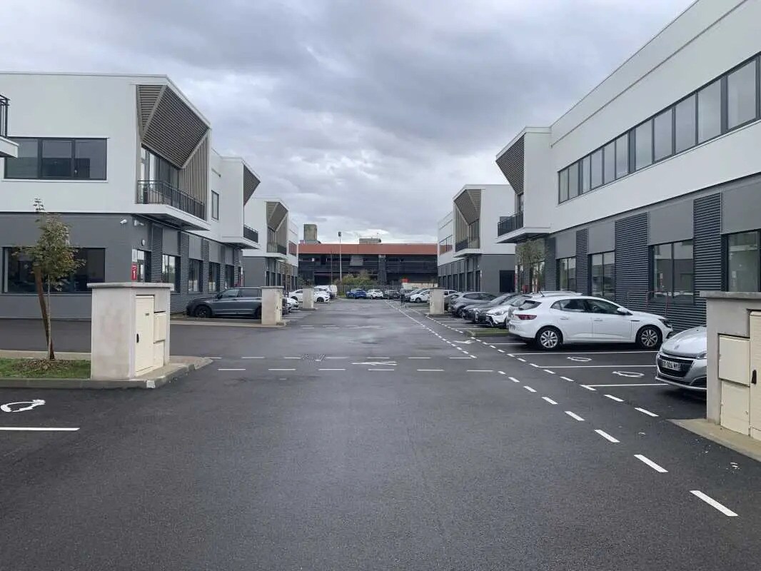 Bureau dans Chassieu à louer Photo du bâtiment- Image 1 de 14
