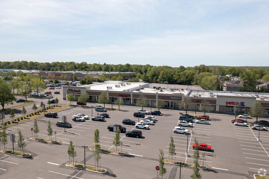6500-6566 Jericho Turnpike, Commack, NY à louer - Photo du bâtiment - Image 3 de 6
