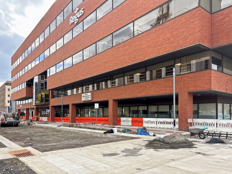 1220 Main St, Vancouver, WA à louer - Photo du bâtiment - Image 3 de 18