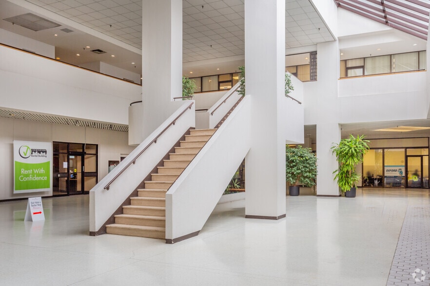 760 Brant St, Burlington, ON for lease - Interior Photo - Image 2 of 7