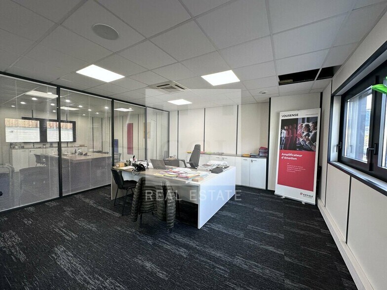Flex in Grenoble for lease - Interior Photo - Image 2 of 9