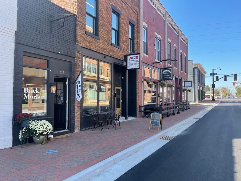 215 W Main St, Greenwood, IN à louer - Photo du bâtiment - Image 3 de 7