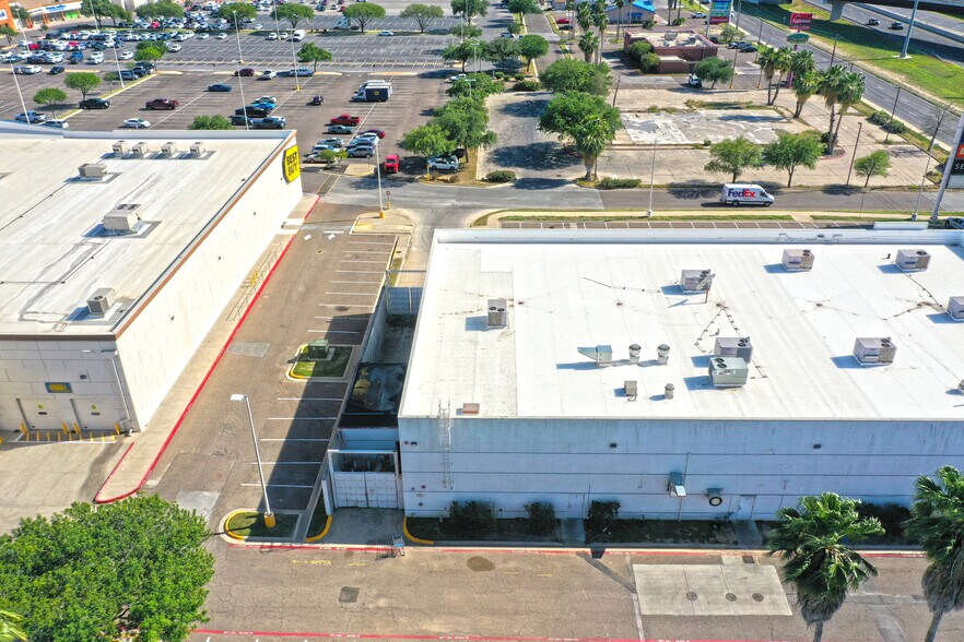 7901 San Dario Ave, Laredo, TX à vendre - Photo du bâtiment - Image 2 de 20