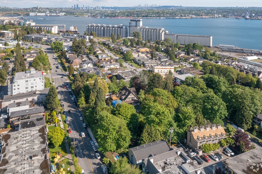 350 2nd St E, North Vancouver, BC for sale - Building Photo - Image 2 of 4