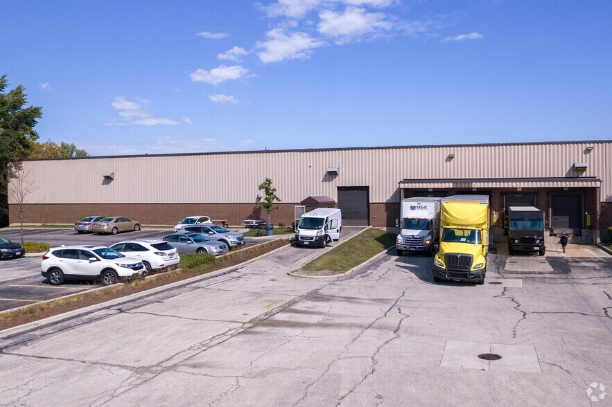 1751 Wilkening Ct, Schaumburg, IL à louer - Photo du bâtiment - Image 3 de 6