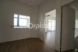 Office in Bron for lease Interior Photo- Image 2 of 9