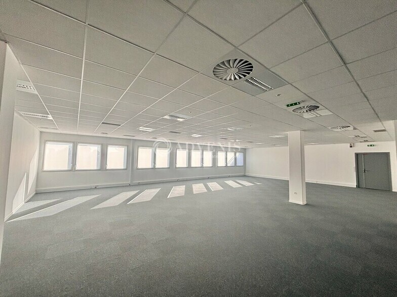 Office in Bondy for lease - Interior Photo - Image 3 of 5