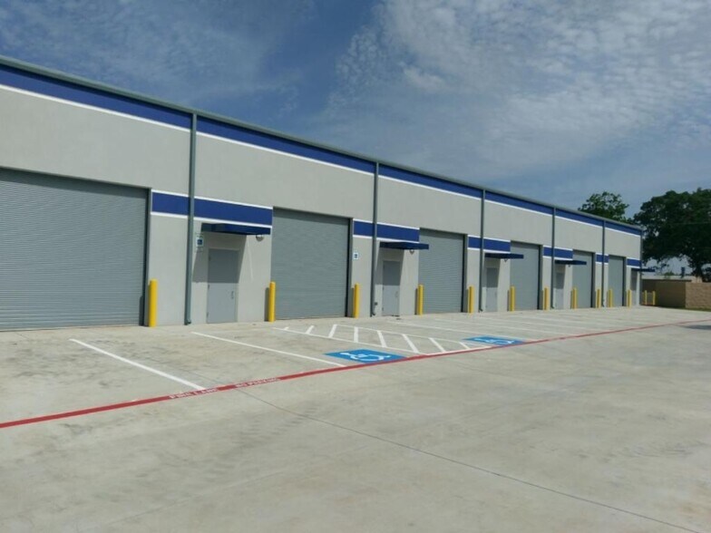 2301 Higgins Ln, Haltom City, TX à louer - Photo du bâtiment - Image 3 de 7