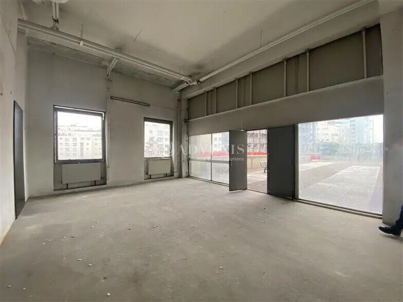 Retail in Courbevoie for lease - Building Photo - Image 3 of 4
