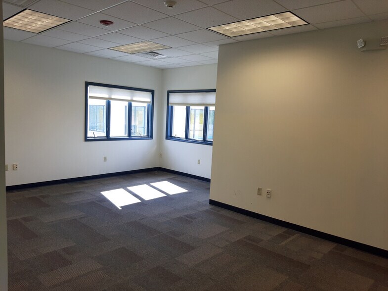 550 Cayuga Rd, Buffalo, NY à louer - Photo intérieure - Image 3 de 11