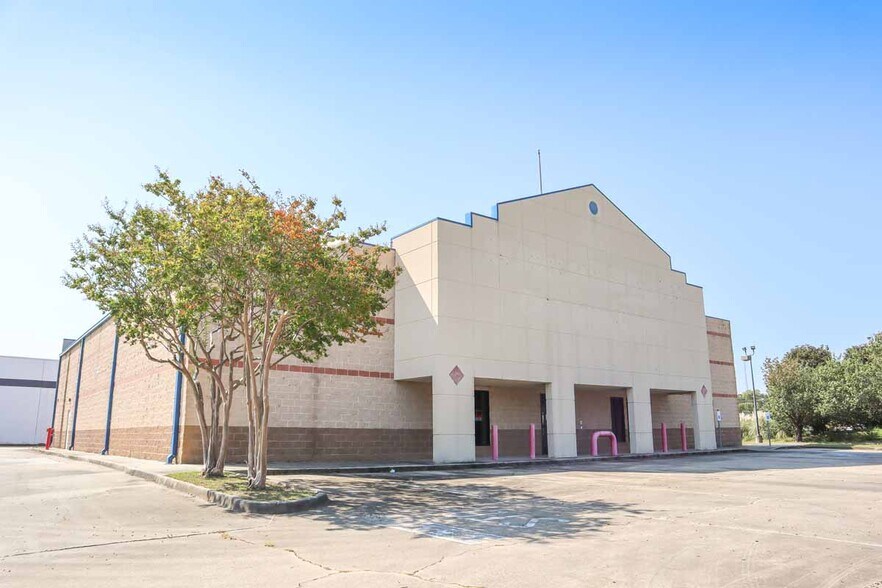 8686 Florline Blvd, Baton Rouge, LA à louer - Photo du bâtiment - Image 2 de 16