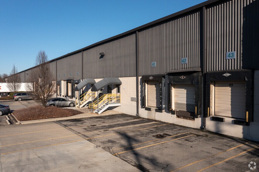 4750 Lake Forest Dr, Blue Ash, OH à louer - Photo du bâtiment - Image 2 de 10
