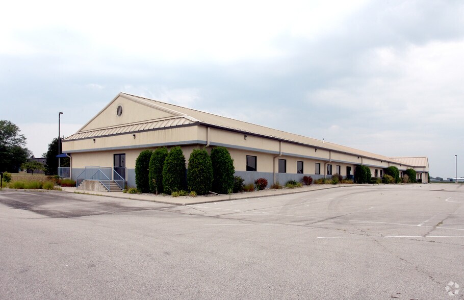 411 W Riggin Rd, Muncie, IN à louer - Photo du bâtiment - Image 2 de 5