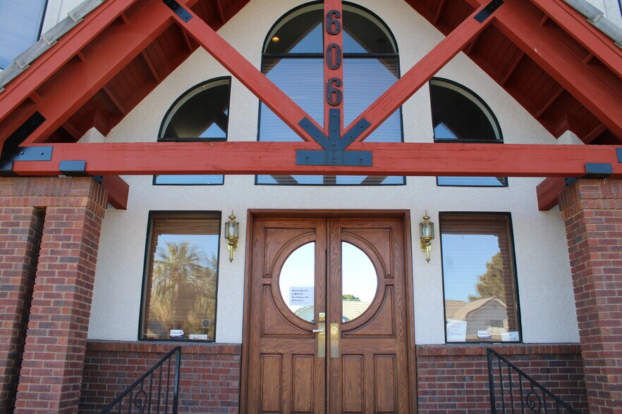 606 S 9th St, Las Vegas, NV à louer - Photo du bâtiment - Image 2 de 28