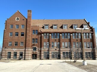 Plus de détails pour 921 W State St, Rockford, IL - Spécialité à vendre