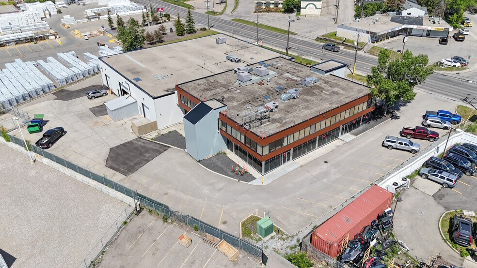 7207 Fairmount Dr SE, Calgary, AB à louer - Photo du bâtiment - Image 2 de 2