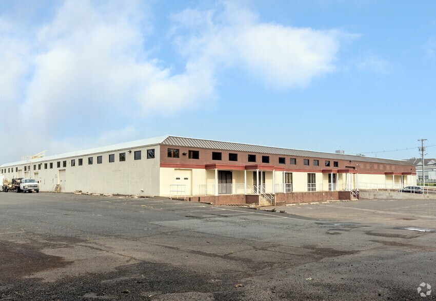 5 Johnson Dr, Raritan, NJ à louer - Photo du bâtiment - Image 2 de 17