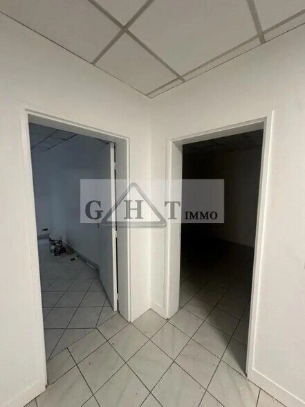 Office in Ris-Orangis for lease - Interior Photo - Image 1 of 11