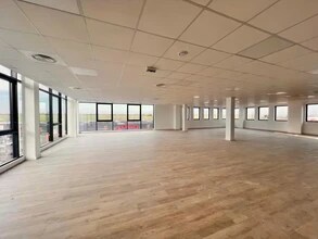 Rue Des Frères Lumière, Plaisir for lease Interior Photo- Image 2 of 4