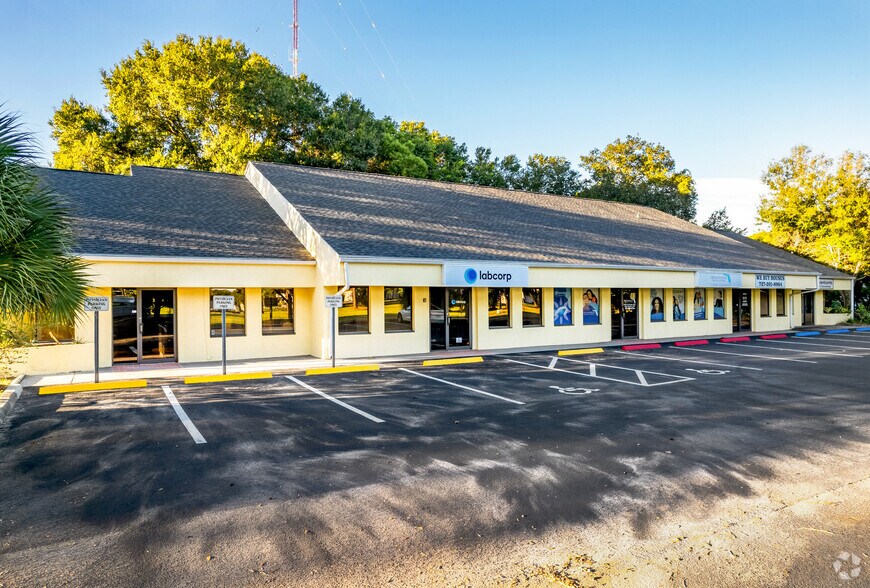 8588 Starkey Rd, Seminole, FL à vendre - Photo du bâtiment - Image 3 de 5