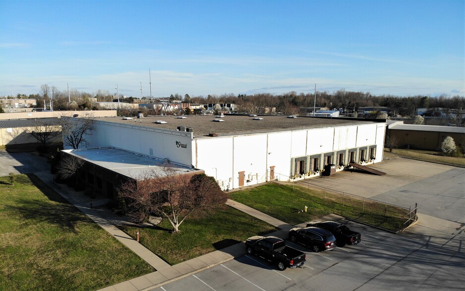 11206 Bluegrass Pkwy, Louisville, KY for sale - Primary Photo - Image 1 of 1