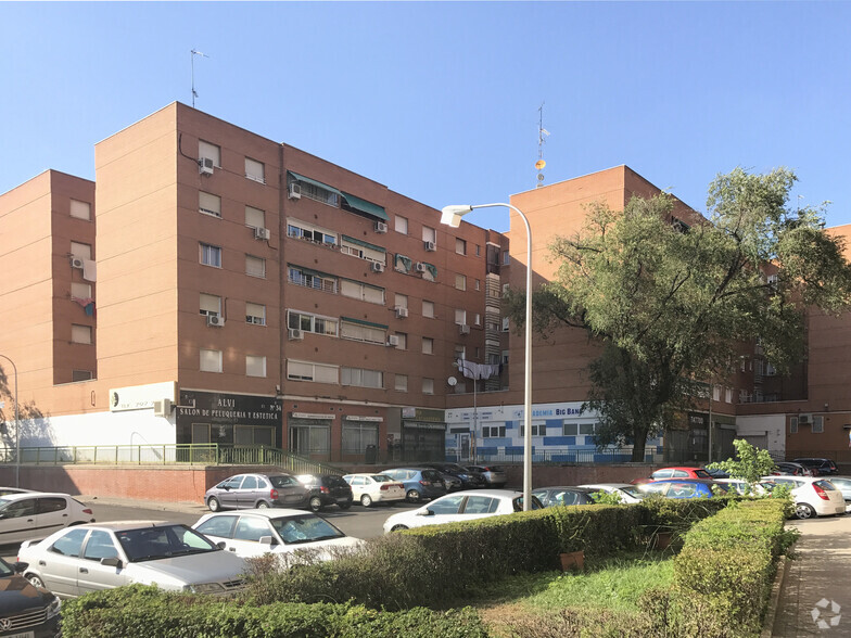 Calle Virgen de los Desamparados, 34, Madrid, Madrid for sale - Primary Photo - Image 1 of 3