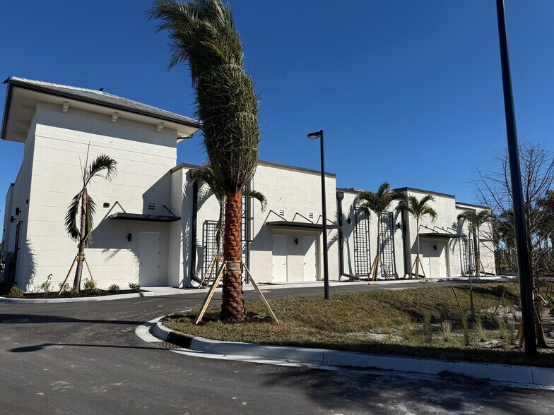 9985 Estero Oaks Dr, Fort Myers, FL à louer - Photo du bâtiment - Image 2 de 8