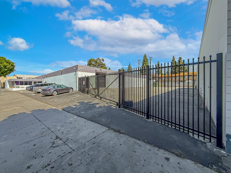 2021 1st St, San Fernando, CA à vendre - Photo du bâtiment - Image 3 de 7