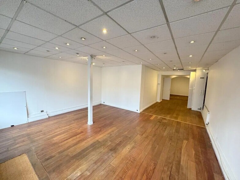 Office in Versailles for lease - Interior Photo - Image 1 of 10