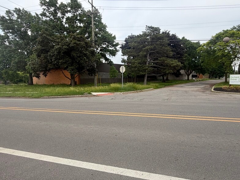 850 Ladd Rd, Walled Lake, MI for sale - Building Photo - Image 3 of 12