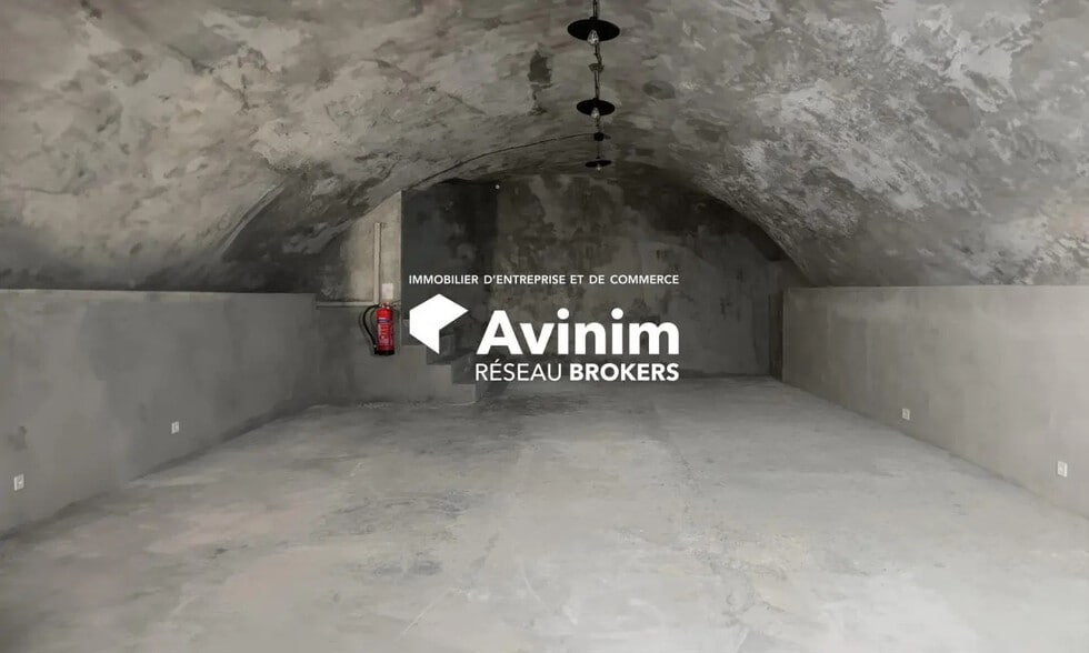 Retail in Marseille for lease - Interior Photo - Image 2 of 2