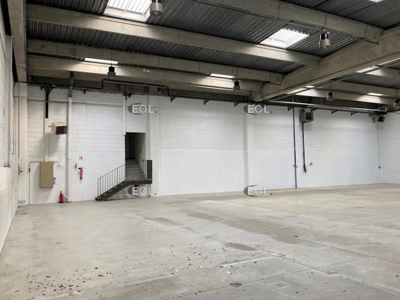 Flex in Palaiseau for lease - Interior Photo - Image 2 of 4