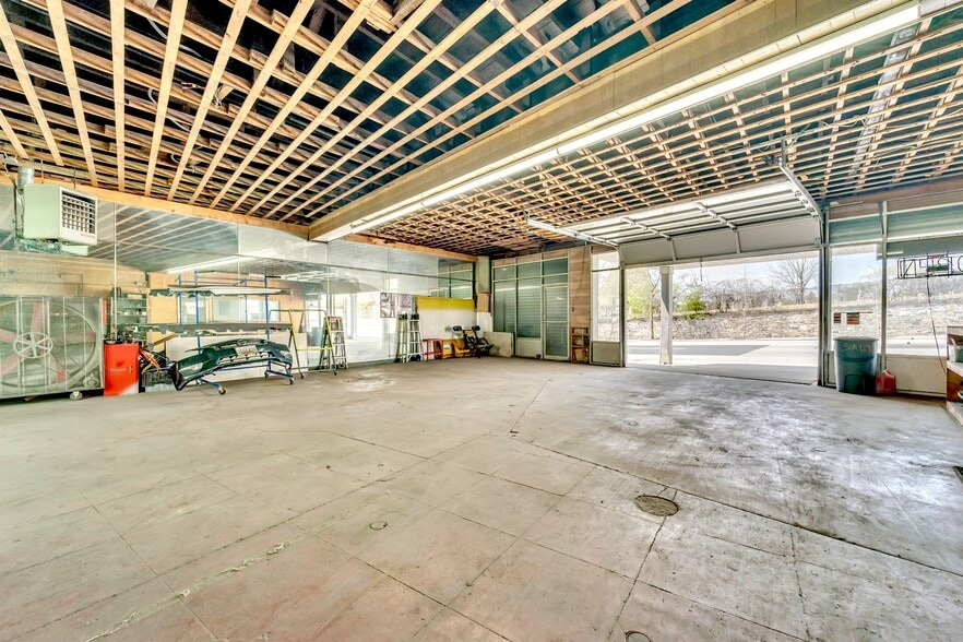 4423 Belair Rd, Baltimore, MD for sale - Interior Photo - Image 2 of 30