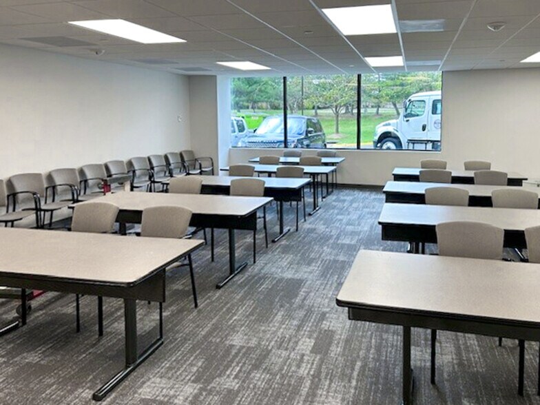 1800 Alexander Bell Dr, Reston, VA for lease - Interior Photo - Image 2 of 4