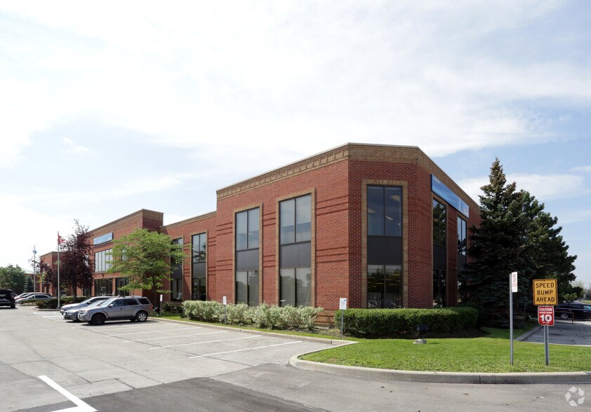 5860 Chedworth Way, Mississauga, ON à louer - Photo du bâtiment - Image 2 de 4
