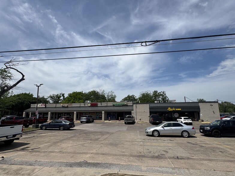 1300-1330 Round Rock Ave, Round Rock, TX for lease - Building Photo - Image 1 of 3